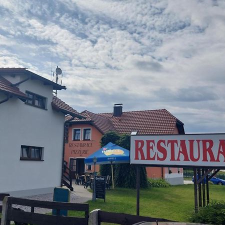 Penzion A Restaurace U Strnada กลาโตเว ภายนอก รูปภาพ