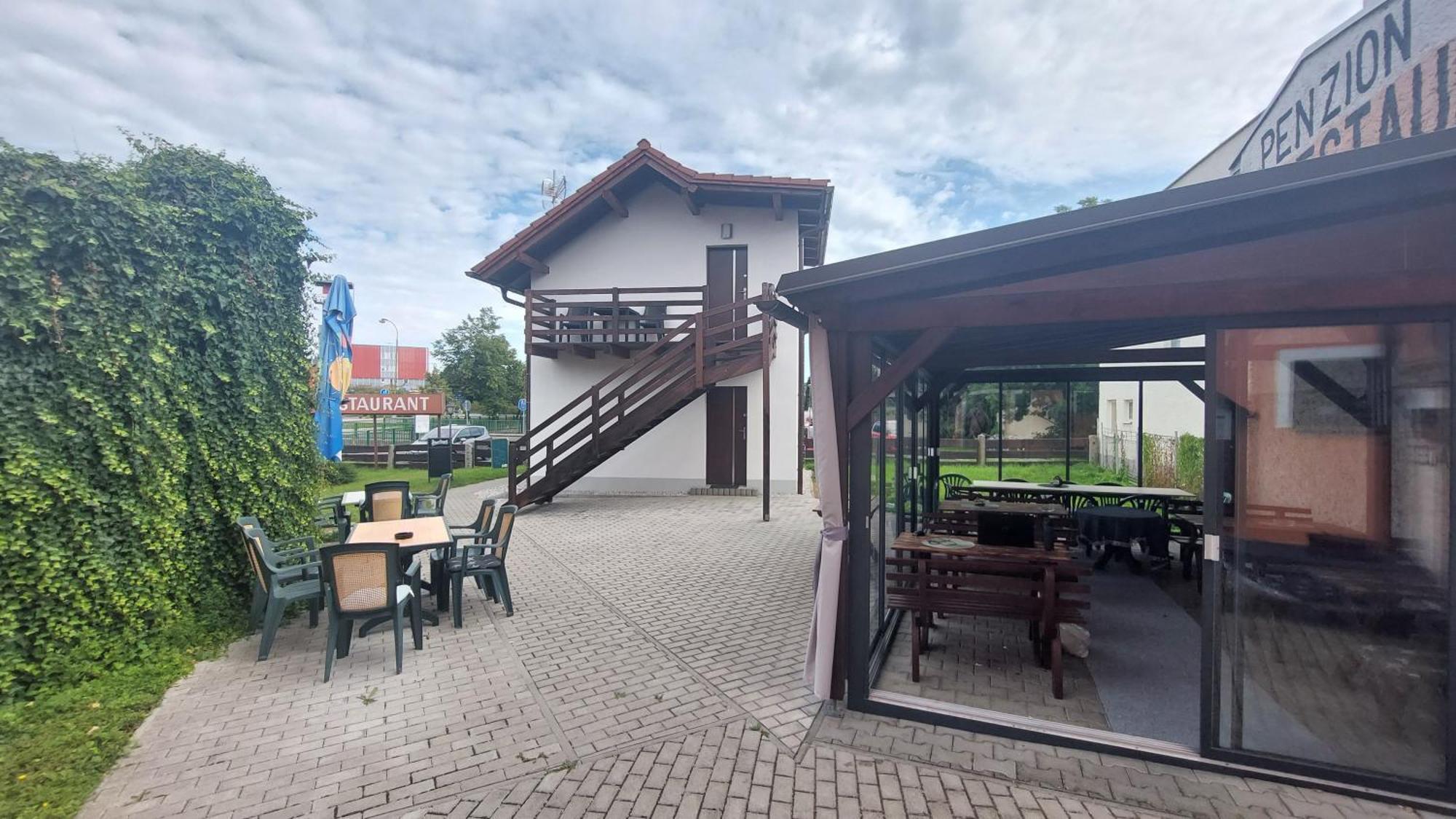 Penzion A Restaurace U Strnada กลาโตเว ภายนอก รูปภาพ