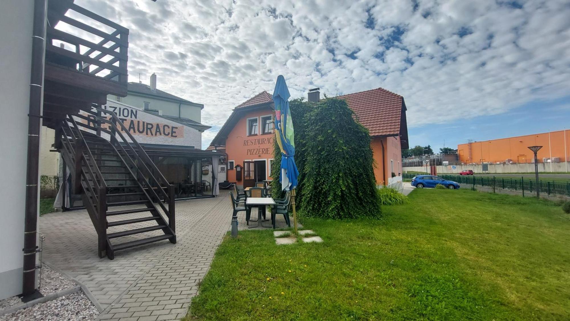 Penzion A Restaurace U Strnada กลาโตเว ภายนอก รูปภาพ