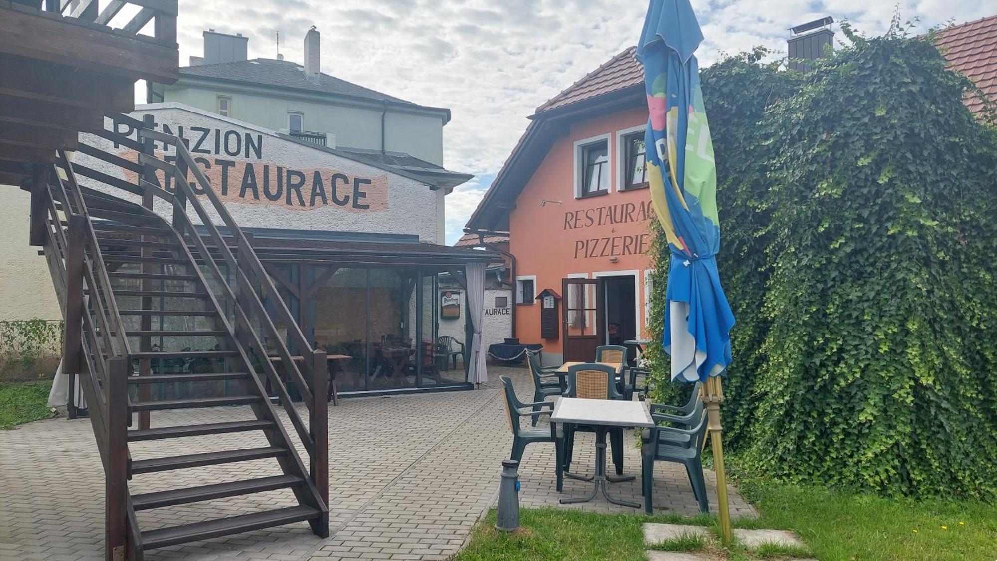 Penzion A Restaurace U Strnada กลาโตเว ภายนอก รูปภาพ